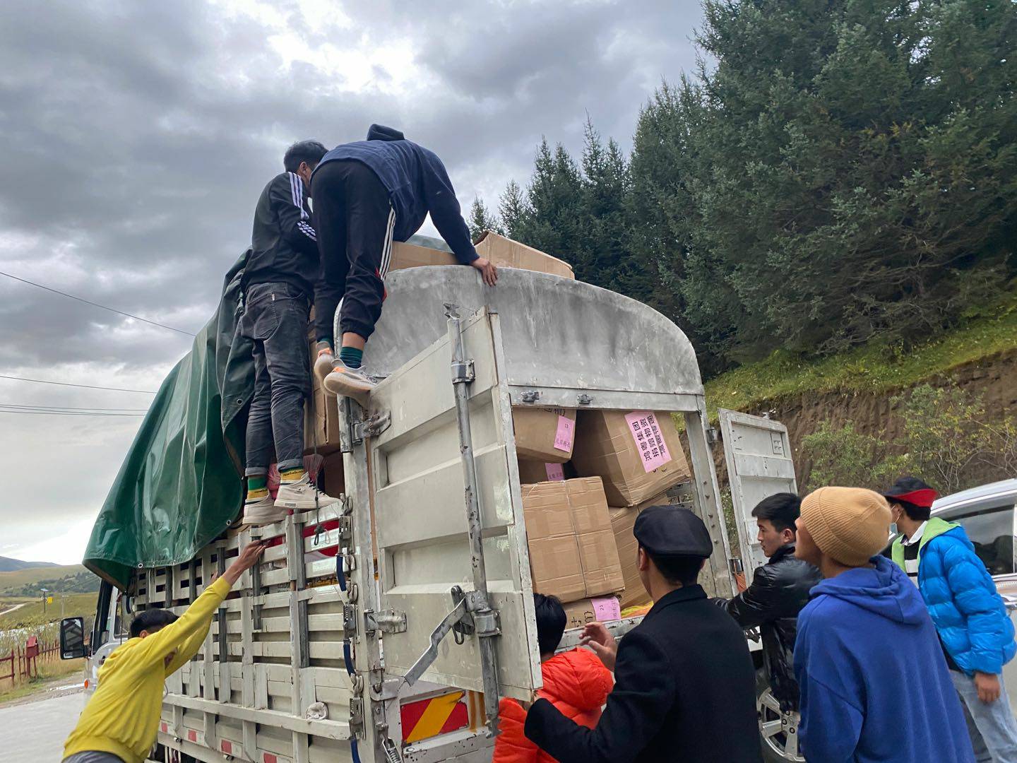 海口翰飞高效物流管理有限公司公益回顾丨家国同欢月同圆 温暖满载甘孜州(图5) 海口翰飞高效物流管理有限公司公益回顾丨家国同欢月同圆 温暖满载甘孜州(图5)
